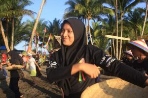 Hasil Kreatif Generasi Muda, Wisatawan Padati Festival Pantai Lapasi, Halbar
