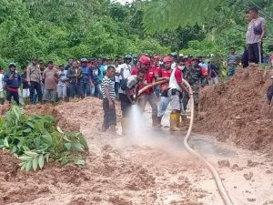 Warga Bantu Bersihkan Material Longsor, Akses Jalan Jailolo- Sidangoli