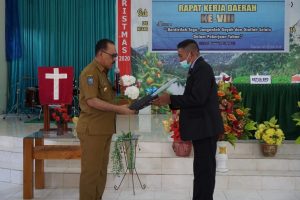 Bupati Halbar Berikan Bantuan Uang Tunai dan Satu Unit Mobil ke GKPMI