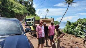 Pantau Pekerjaan Jalan, Ini Ketegasan Bupati James ke Kontraktor Dan PU