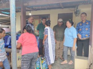 Jelang Natal, Bupati Bersama Frangki Serahkan Bantuan Sembako ke Sejumlah Desa
