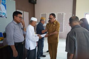 Serahkan Insentif, Bupati JU: Ini Perhatian Pemkab Pada Imam dan Pendeta