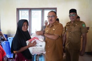 Bupati James Berbagi Ratusan Paket Sembako di Bulan Ramadhan