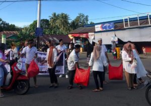 Satpol PP dan Damkar Halbar Berbagi Takjil di Bulan Ramadhan