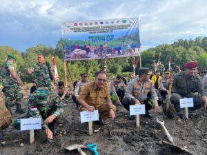 Bupati James Ikut Serta Penanaman Mangrove Secara Serentak