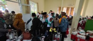 Rombongan Jemaah Calon Haji Asal Halbar Tiba di Asrama Sudiang Makasar
