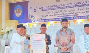 Bupati James Diberi Penghargaan Dari Pesantren di Malut Sebagai Tokoh Peduli Alquran