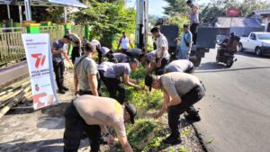 Sambut HUT Bhayangkara, Polres Halbar Gelar Bakti dan Berbagi Material Rumah Ibadah